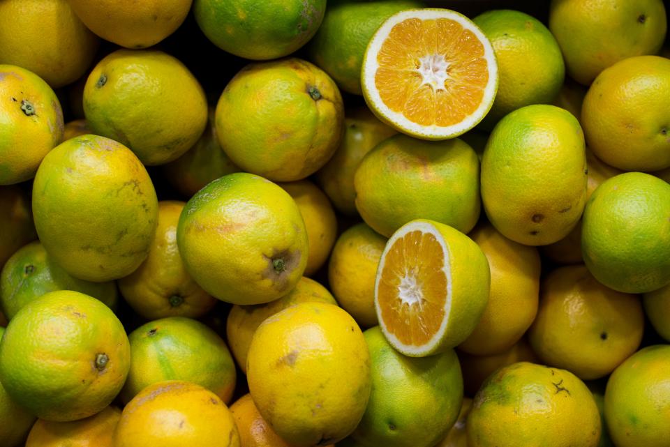 organik yeşil limon yığını ve bölünmüş taze narenciye yakın çekim fotoğrafı