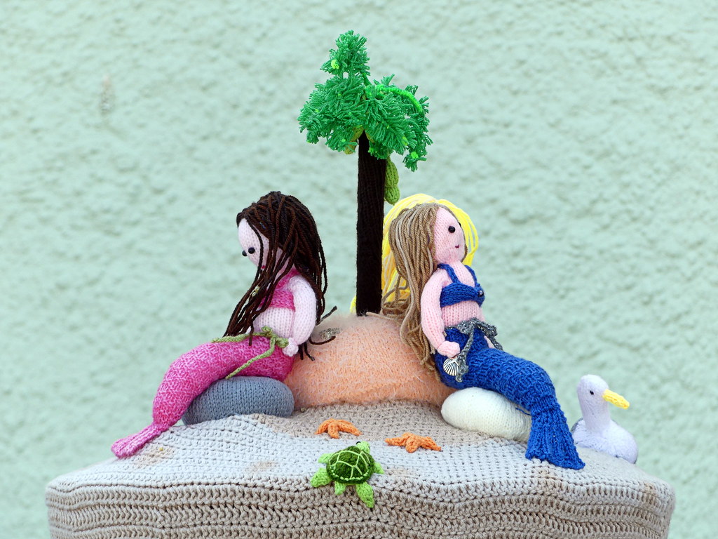 Örgüden iki deniz kızı ve palmiye ağacıyla el yapımı amigurumi ada sahnesi