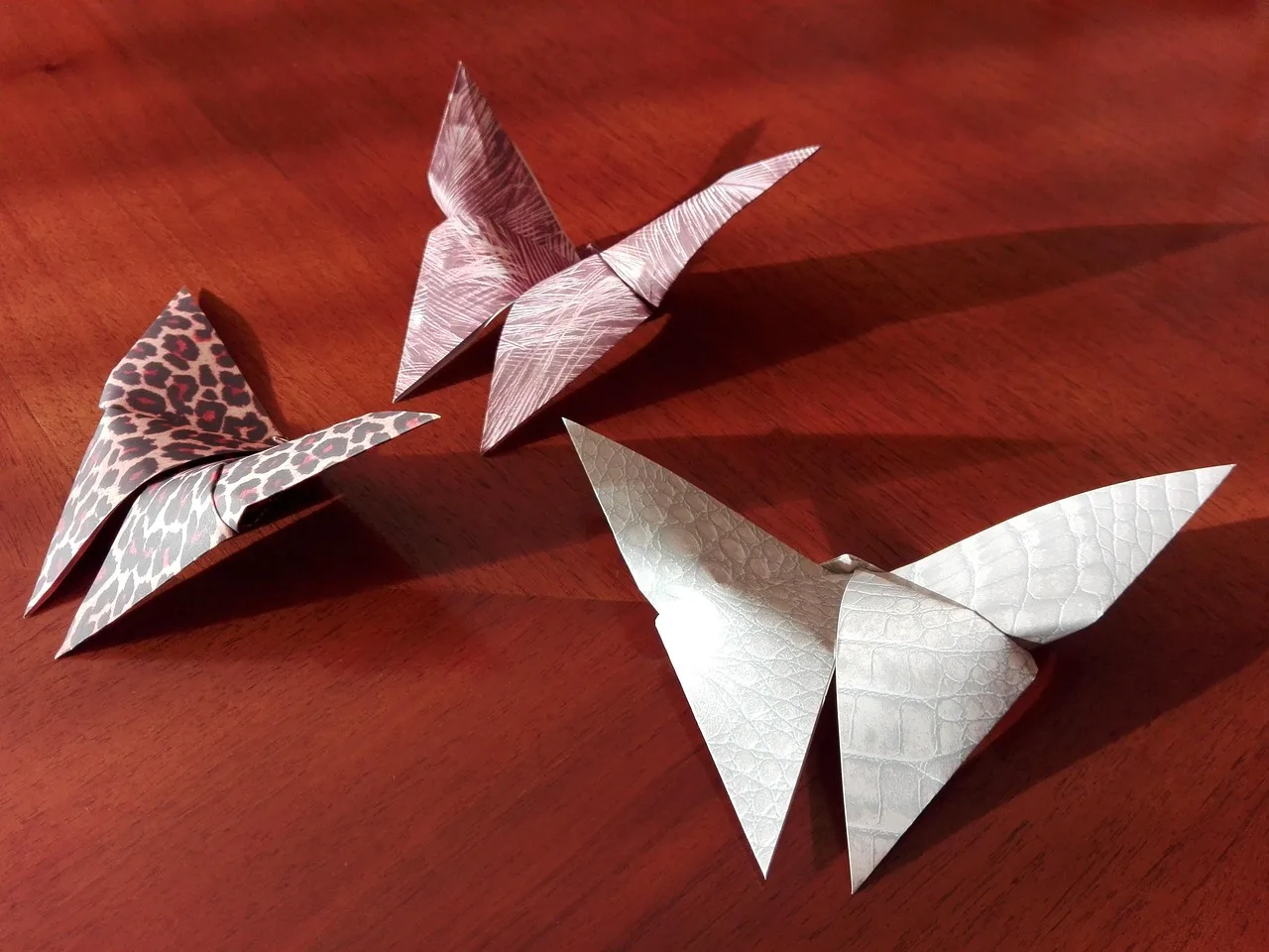 Origami kağıt kelebek ahşap yüzeyde ışık gölge