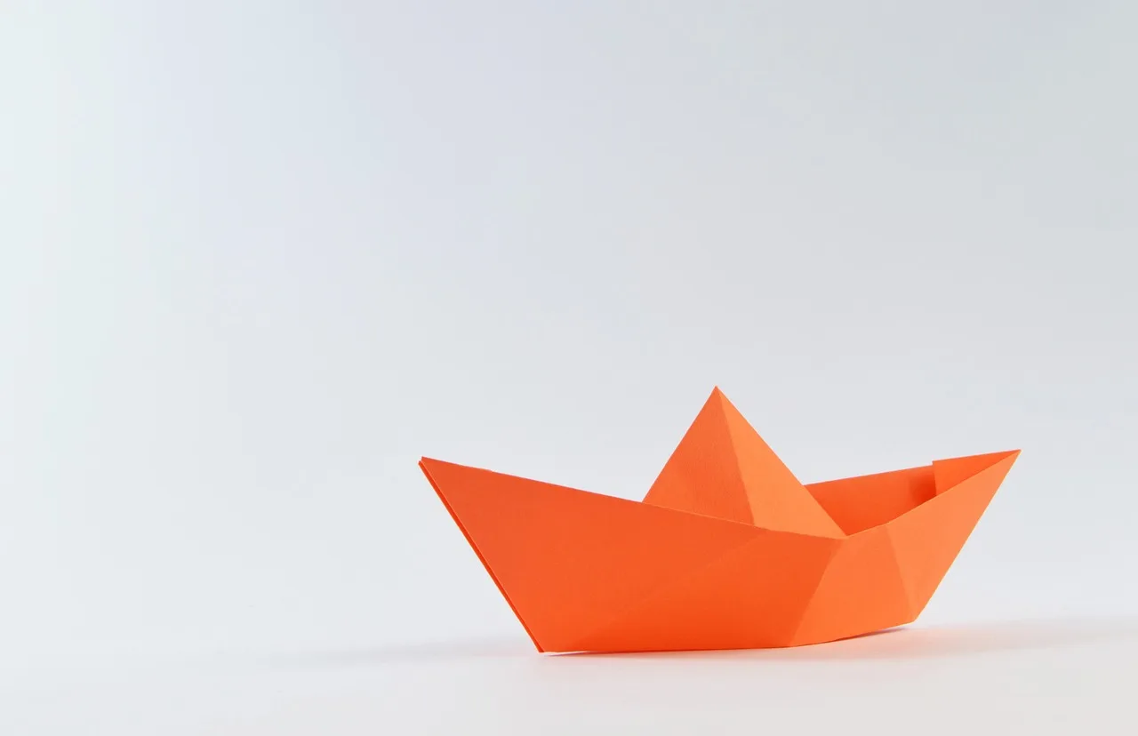 Origami kağıt tekne - seyahat temalı fotoğraf
