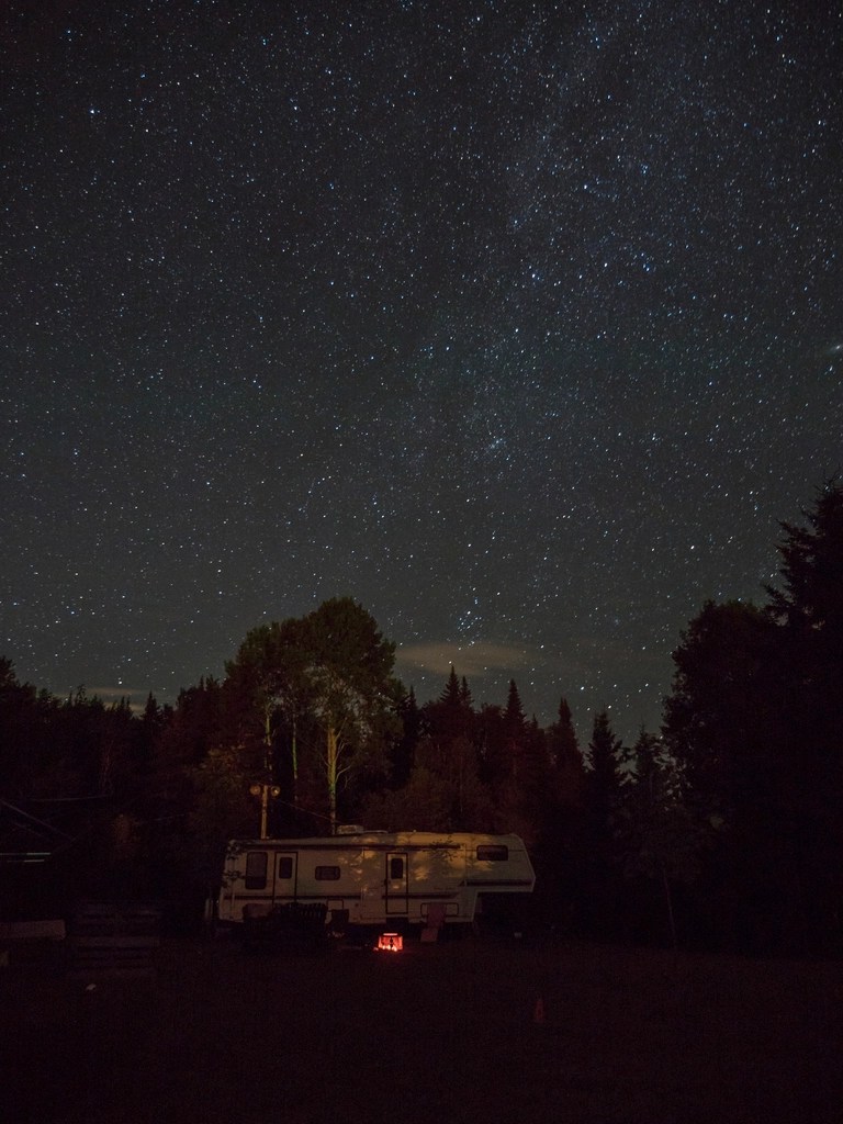 Ormanın İçinde Karavan Kampı Altında Sonsuz Yıldızlar ve Samanyolu Manzarası