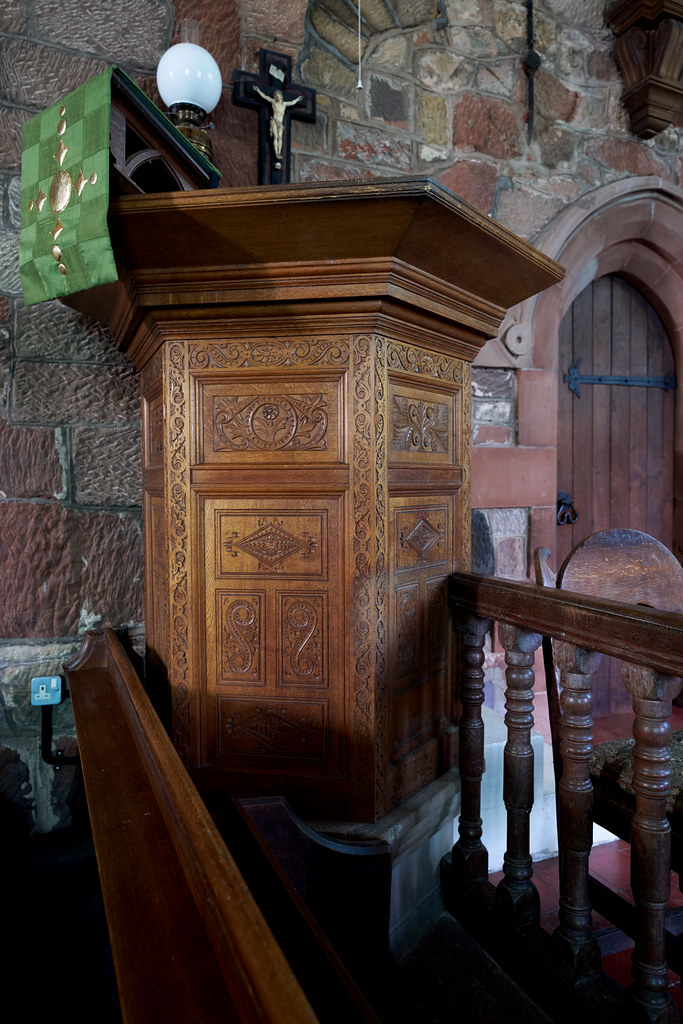 Ortaçağ Taş Kilise İçinde Tarihi Oyma Ahşap Kürsü ve Dini Semboller