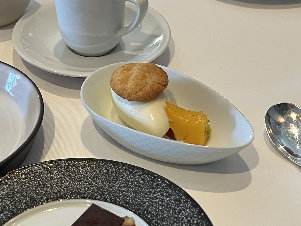 Otel Restoranında Gourmet Dondurmalı Tatlı Sunumu ve Kurabiye