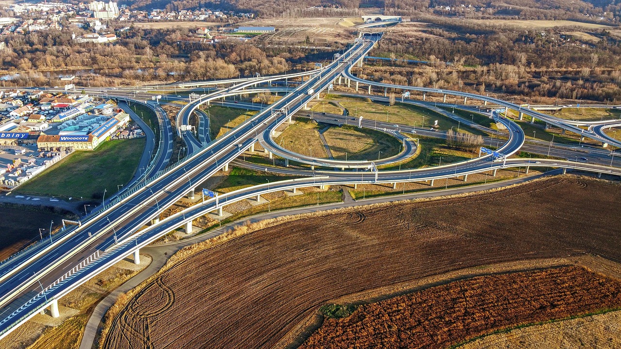 Otoyol kavşağı hava görüntüsü - modern ulaşım ağı