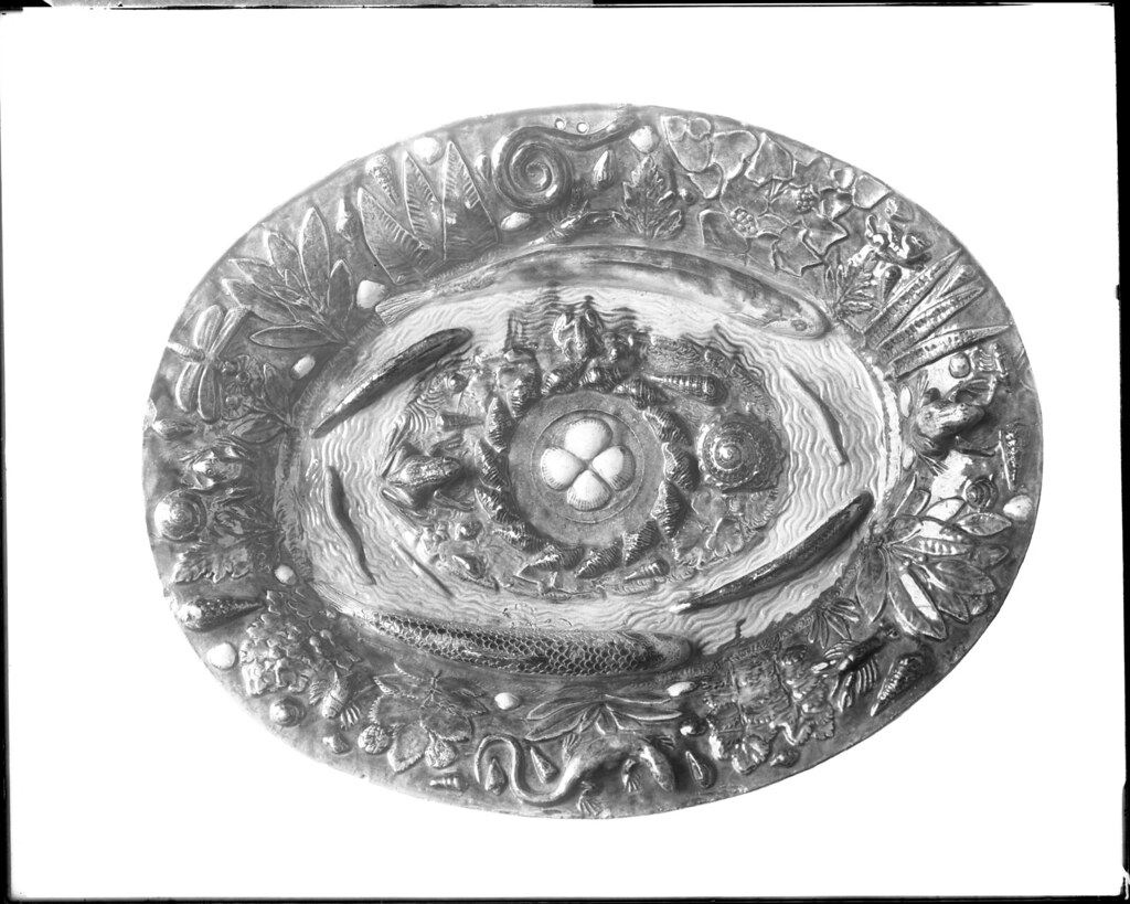 Oval Formda Kabartmalı Desenlerle Süslenmiş El Yapımı Gümüş Tabak