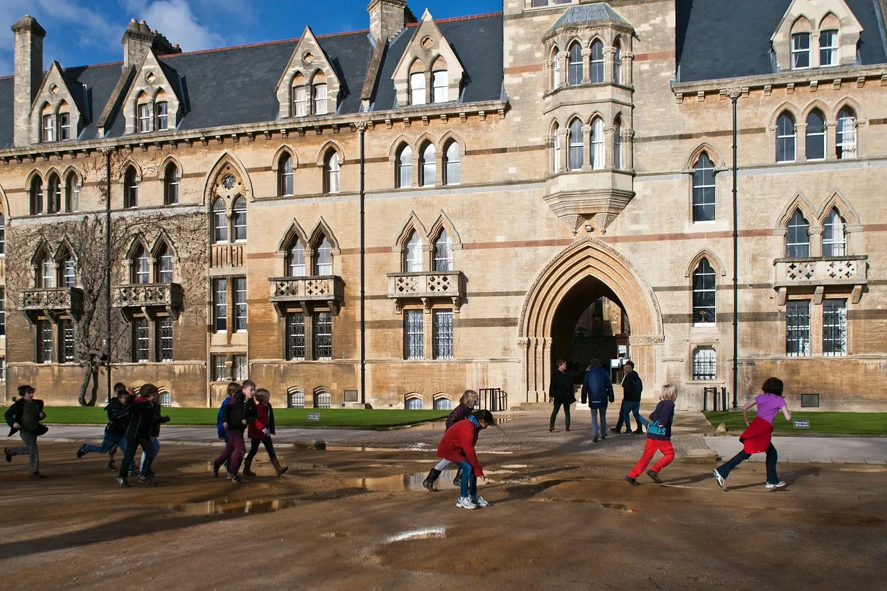 Oxford kampüsü koşan öğrenciler - dinamik yürüyüş