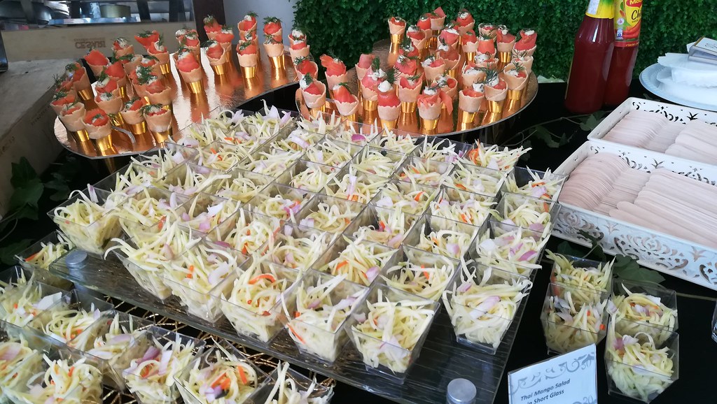 Özel davetler için hazırlanmış şık mini kanapeler ve taze salata sunumları