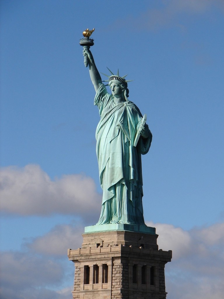 Özgürlük Heykeli: New York'un Efsanevi Sembolü Parlak Mavi Gökyüzünde