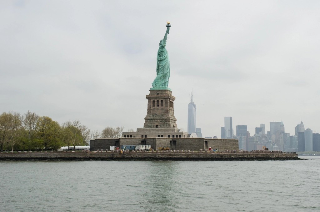 Özgürlük Heykeli ve New York'un Bulutlu Gökyüzündeki Etkileyici Görünümü