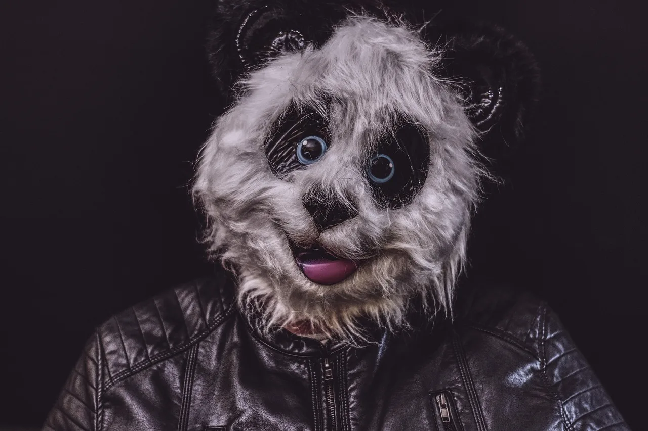 Panda maskeli doğa yürüyüşü - eğlenceli insan
