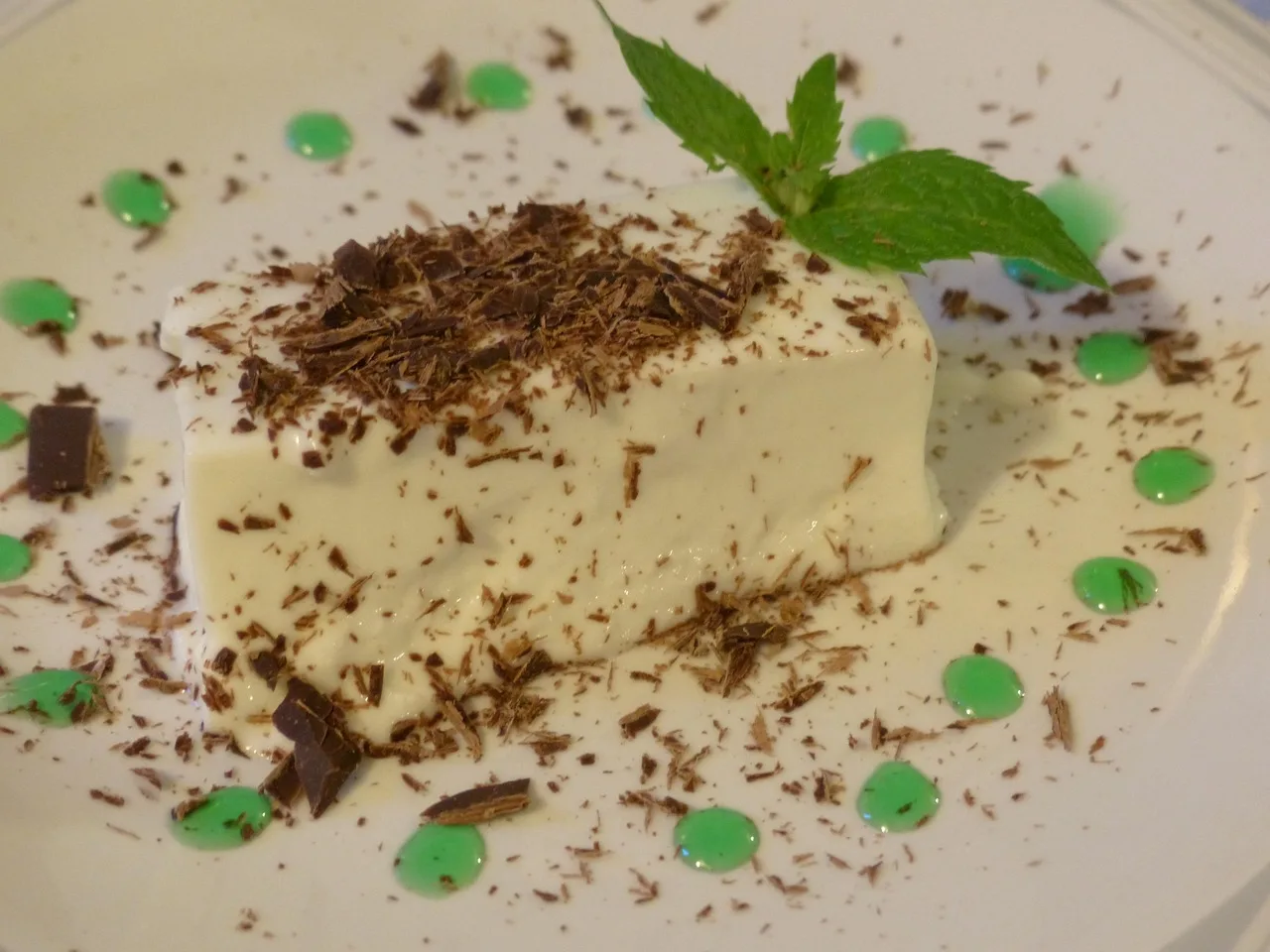 Panna cotta tatlısı - nane ve çikolata dokunuşlu