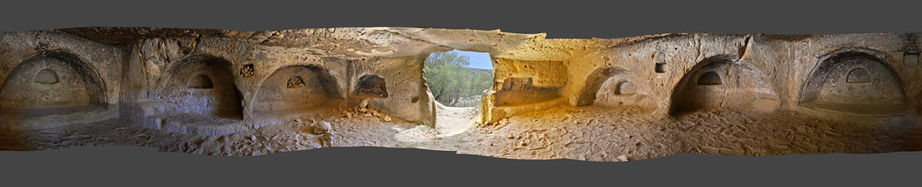 Panoramik antik kaya oyukları, kemerli duvarlar ve doğal ışık detayı