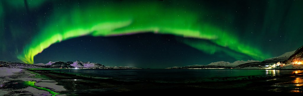 Panoramik Kuzey Işıkları Manzarası: Karlı Dağlar Üzerinde Yeşil Aurora Borealis