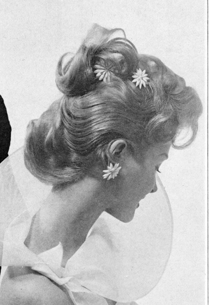 Papatya Süslü Vintage Saç Modeli ve Nostaljik Kadın Profili
