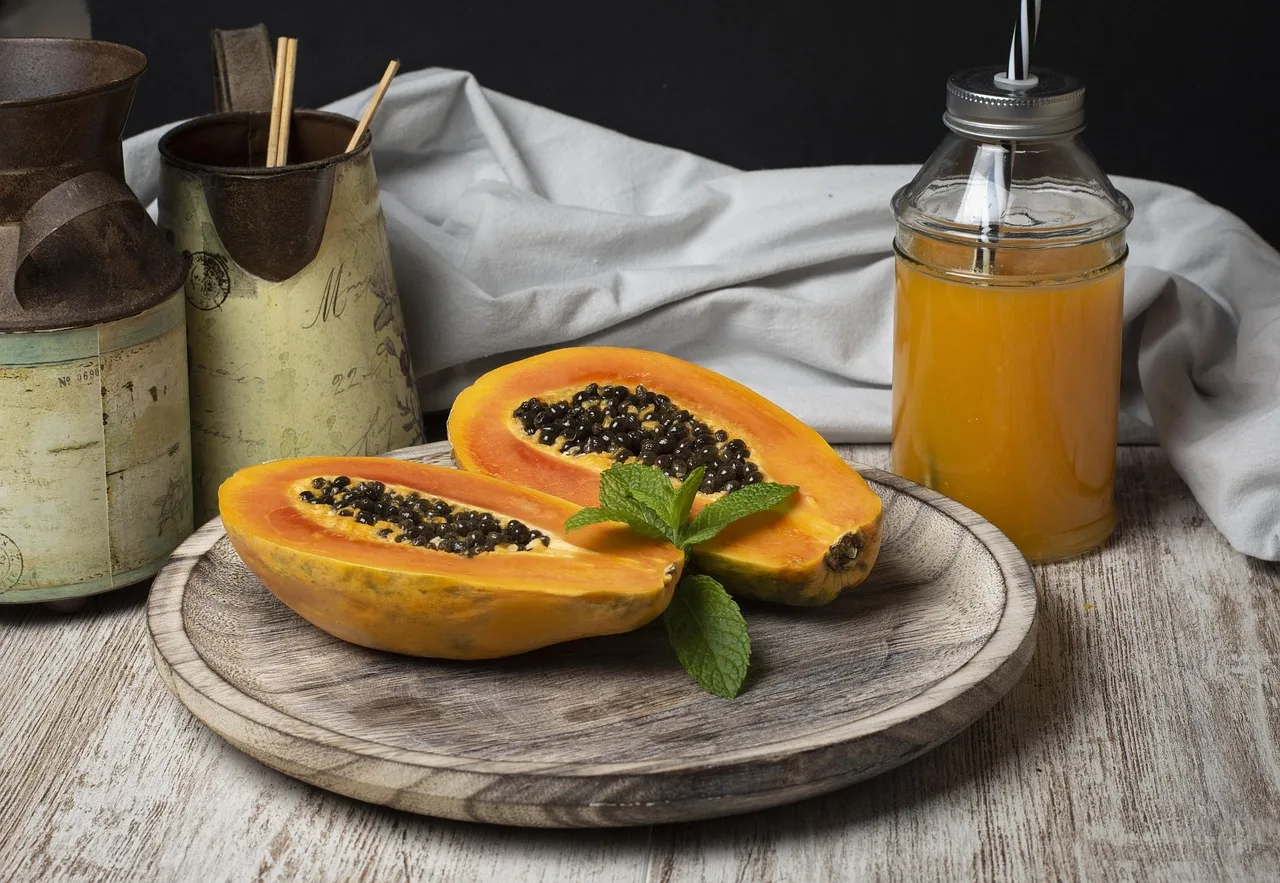 Papaya meyvesi ve meyve suyu - ahşap masa