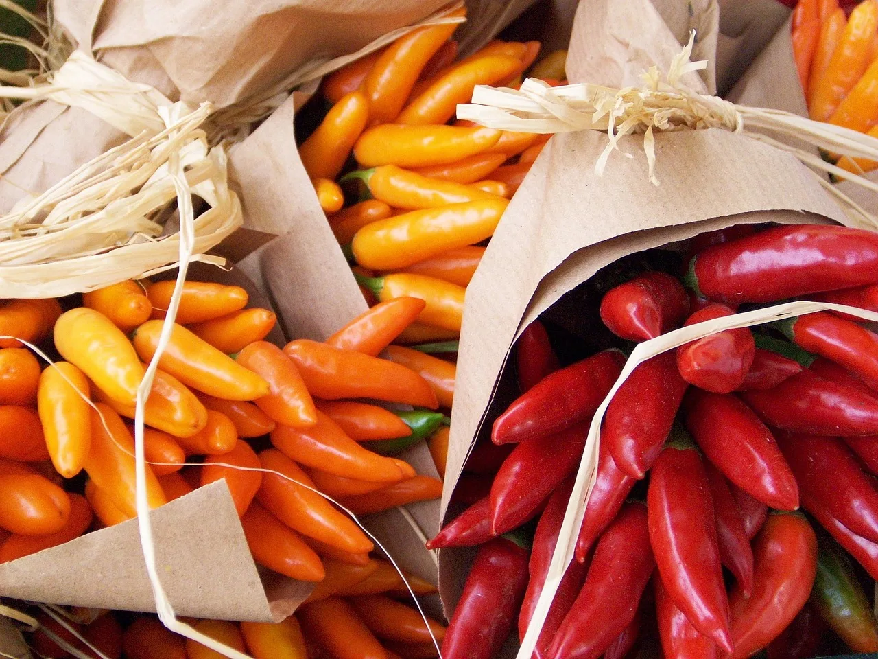 Paprika ve biberli baharat tezgâhı - renkli market görüntüsü