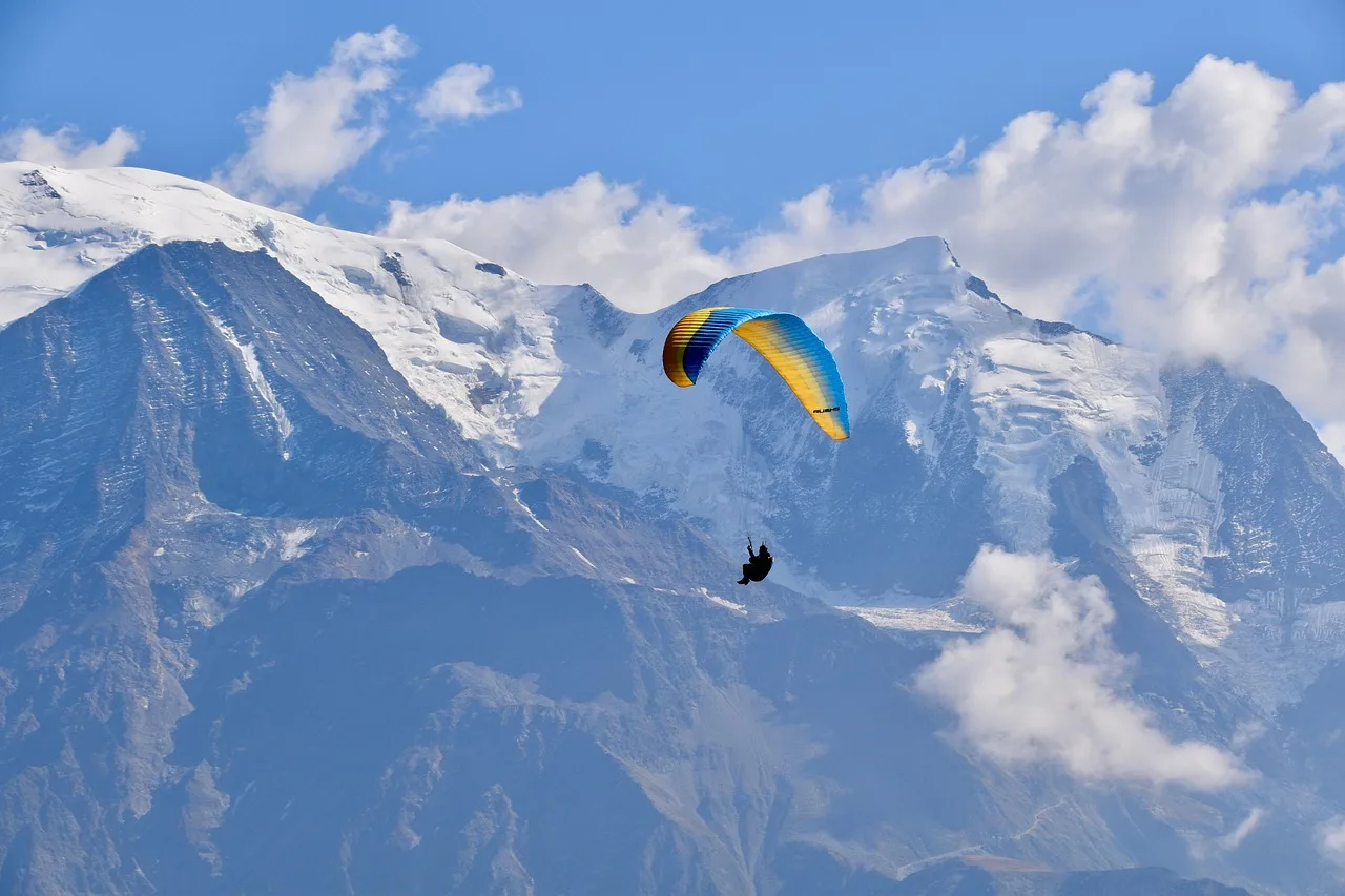 Paraşütle dağ uçuşu - Mont Blanc karları
