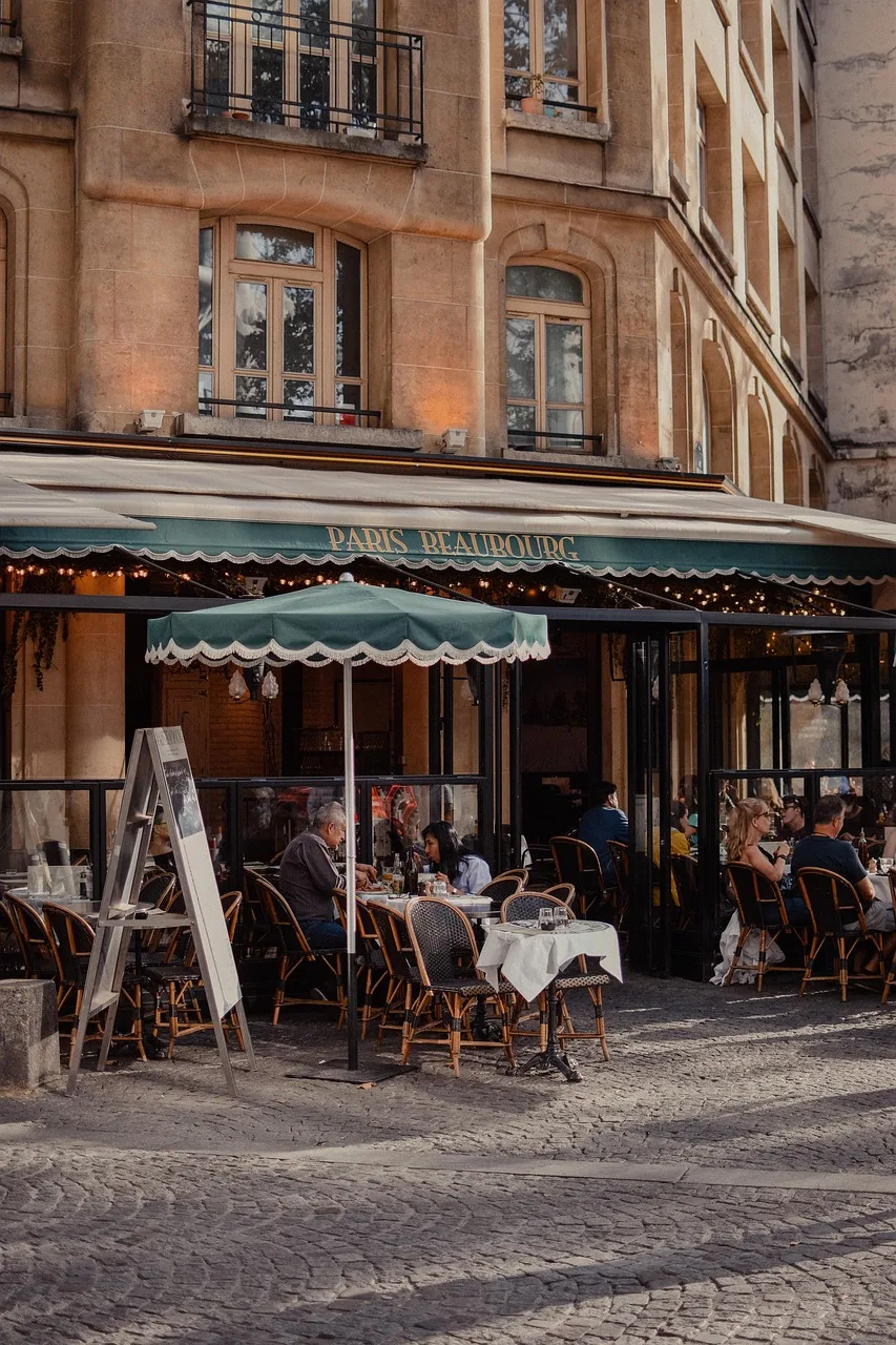 Paris bistro kafesi şık sokak masası