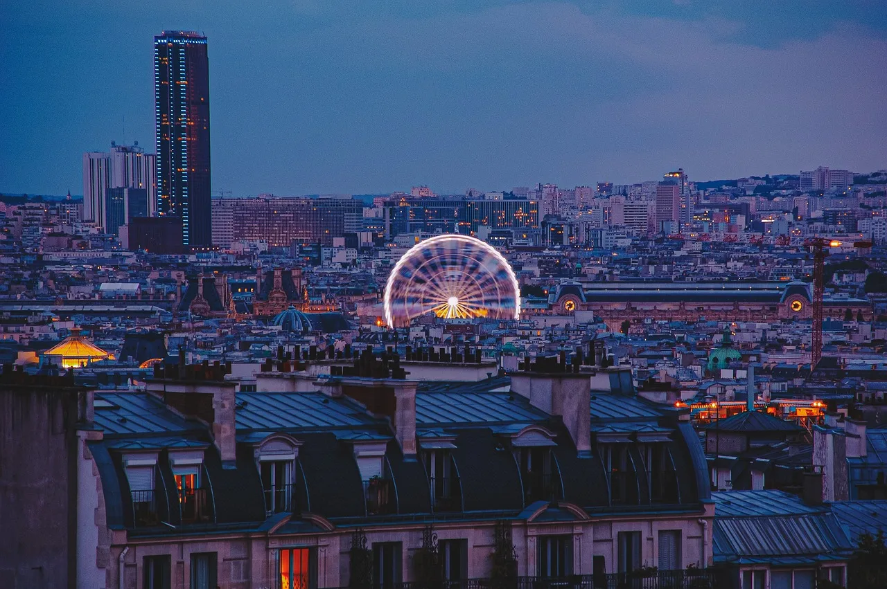 Paris gece şehir manzarası - ışıklı Avrupa başkenti
