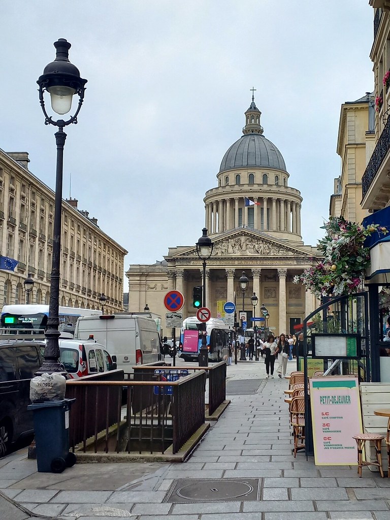 Paris'in Panthéon Manzarası ve Klasik Fransız Sokak Atmosferi