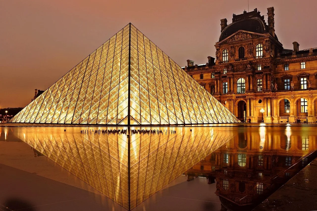 Paris Louvre cam cephe - ışıklı mimari yapı