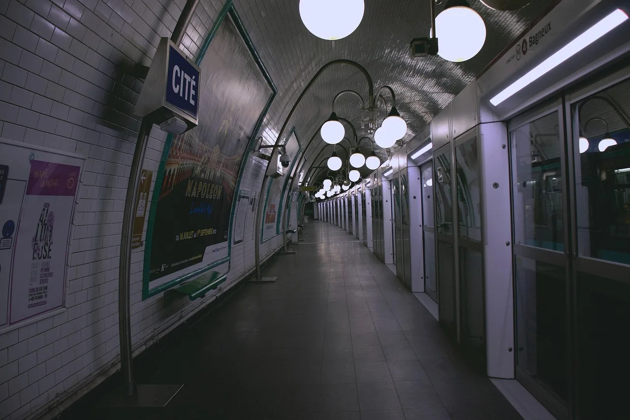 Paris metro tüneli ışıklı şehir görüntüsü Paris metro tüneli ışıklı şehir görüntüsü