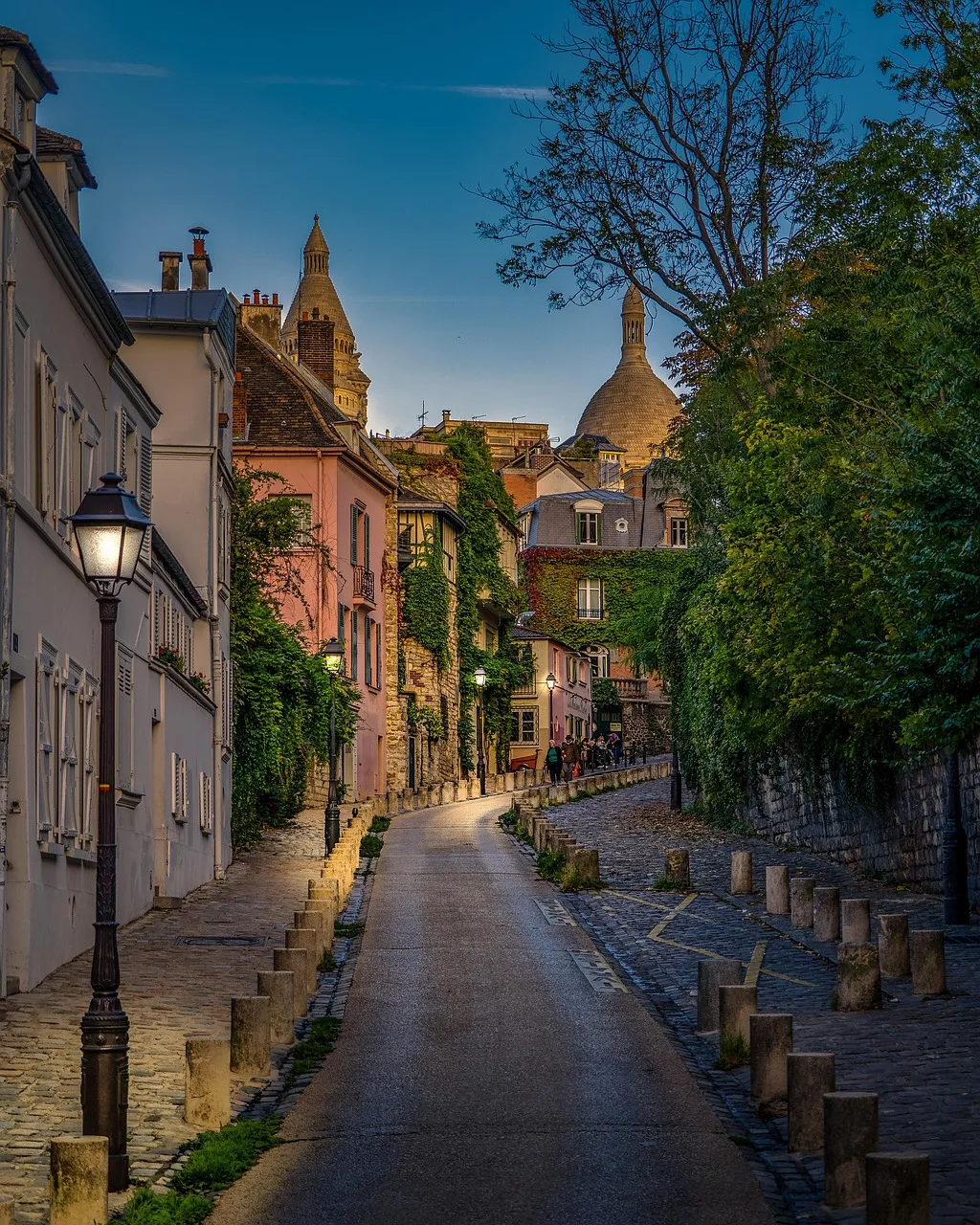 Paris Montmartre sokakları gece ışıkları romantik mimari