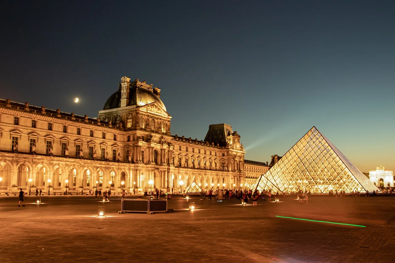 Paris müzesinde ışıklı piramit cephesi - gece