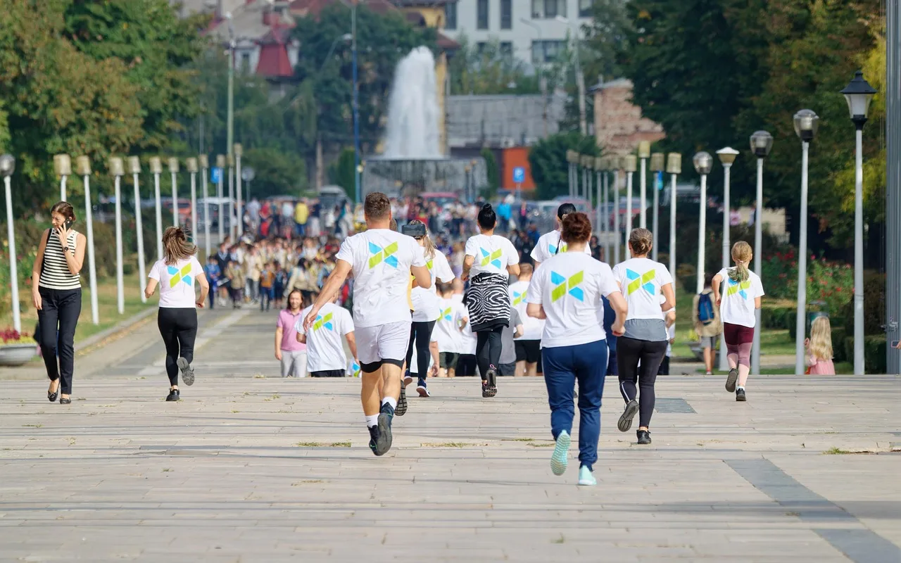 Parkta koşan genç sporcu - hafta sonu aktivitesi