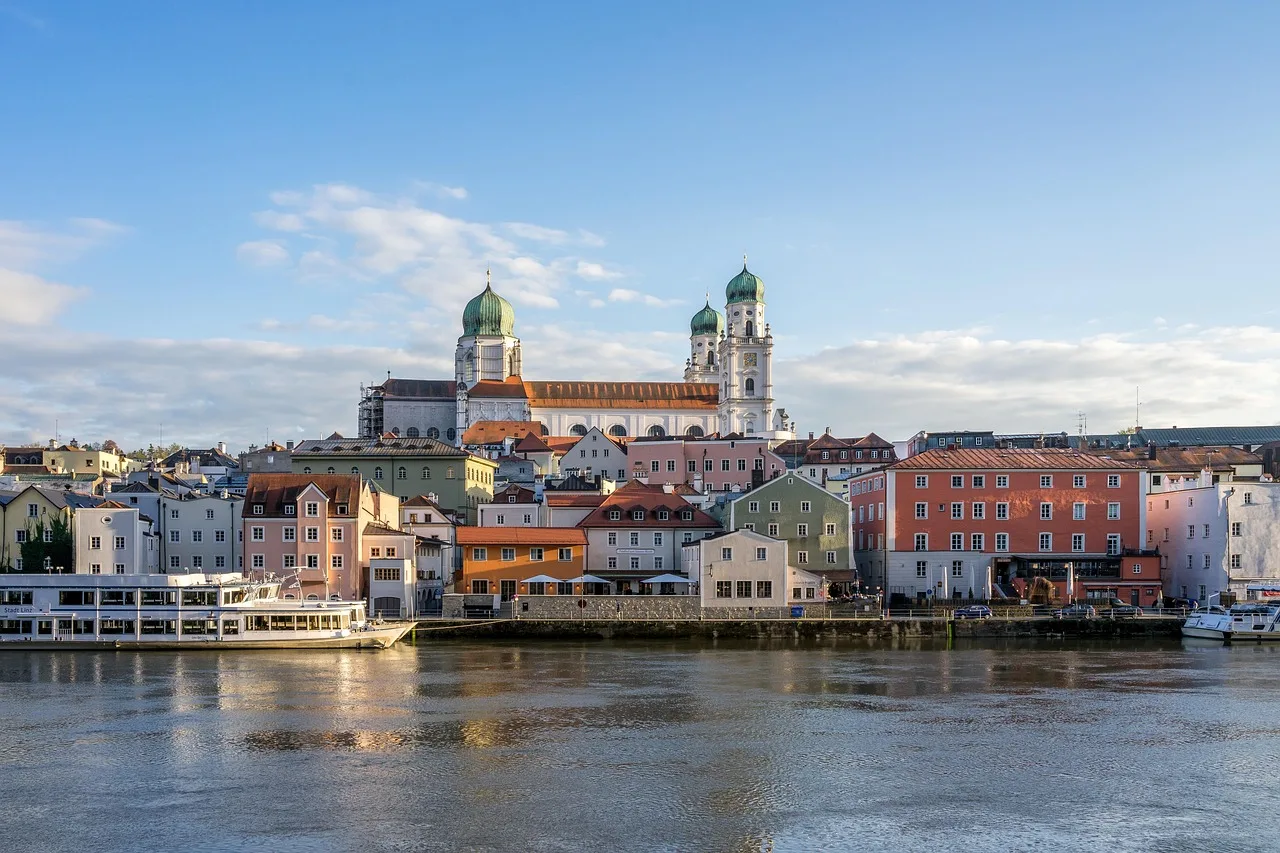 Passau Almanya tarihi şehir panoraması - nehir kenarı