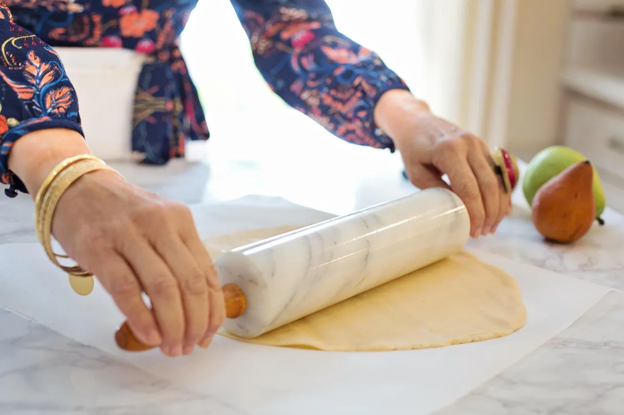 Pasta hamuru yuvarlanıyor - şenlikli tatil fotoğrafı