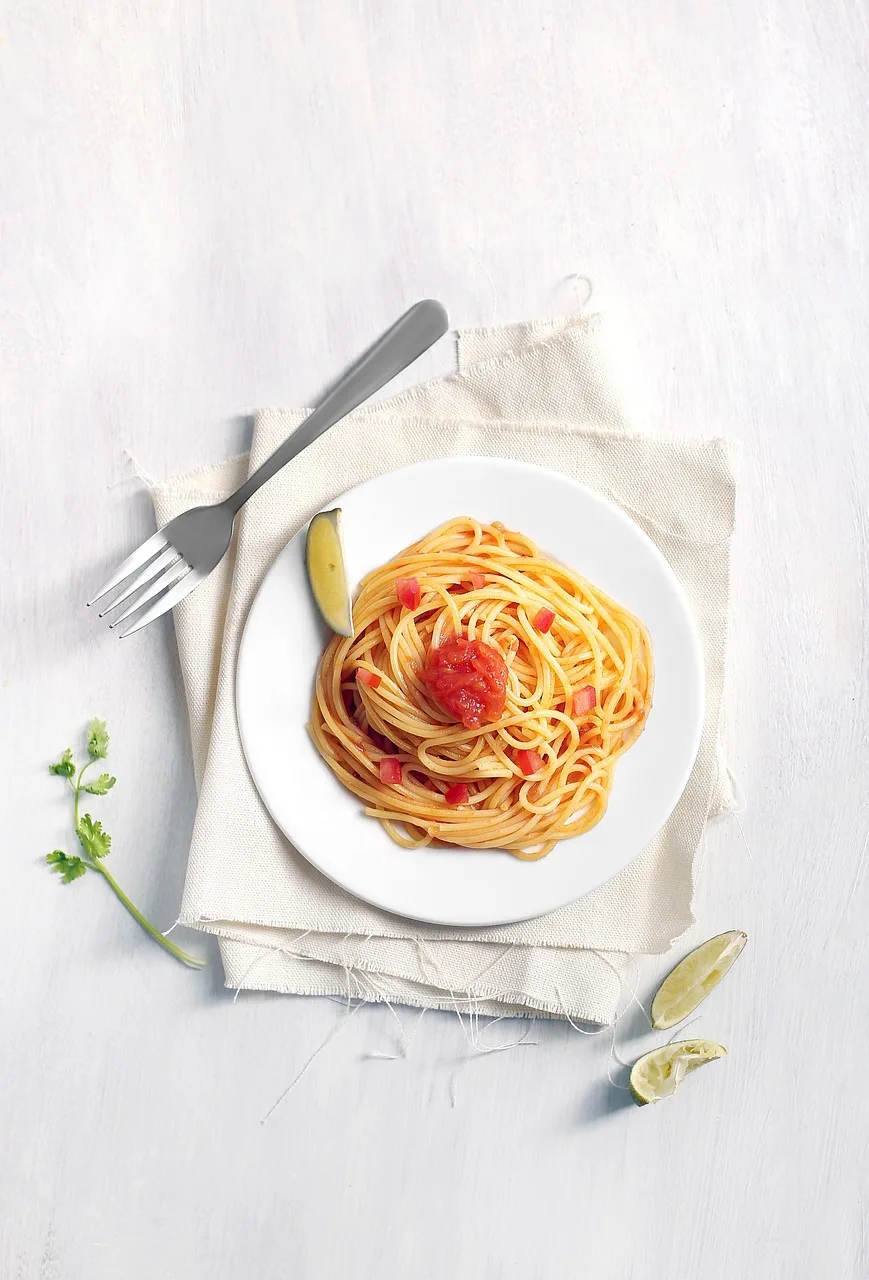 Pasta tabağında renkli öğün lezzetli fotoğraf