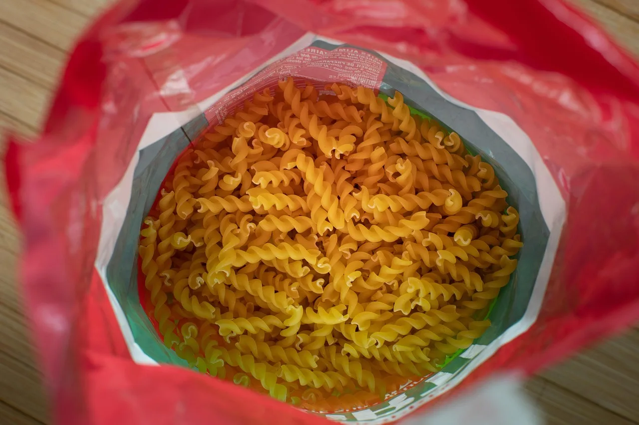 Pasta ve çanta yakın plan fotoğrafı