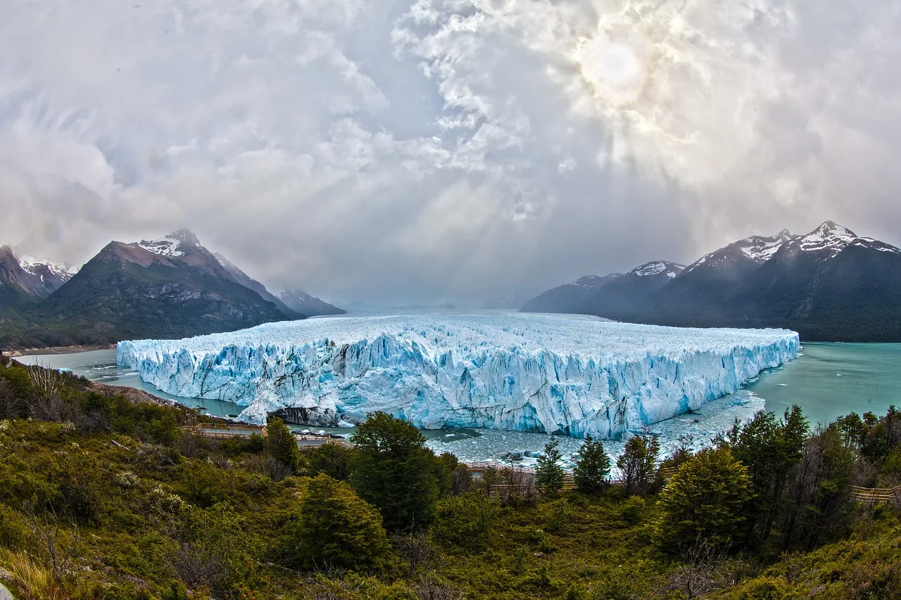 Patagonya buzul gölü panoraması - etkileyici doğa