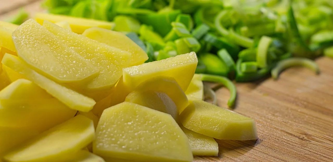 Patates ve pırasa çorbası malzemeleri - taze ve doğal