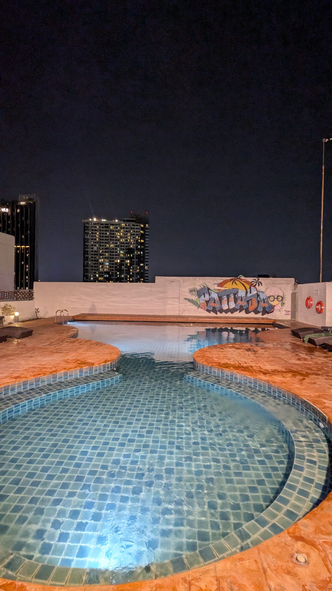 Pattaya'da Gece Yarısı Çatı Katı Havuzu: Işıltılı Şehir Manzaralı Tatil Keyfi