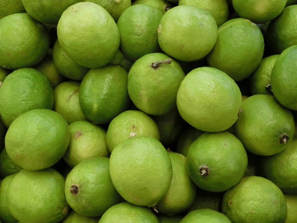 Pazar Tezgahından Taze Yeşil Limonların Canlı Renkleri ve Doğal Dokusu