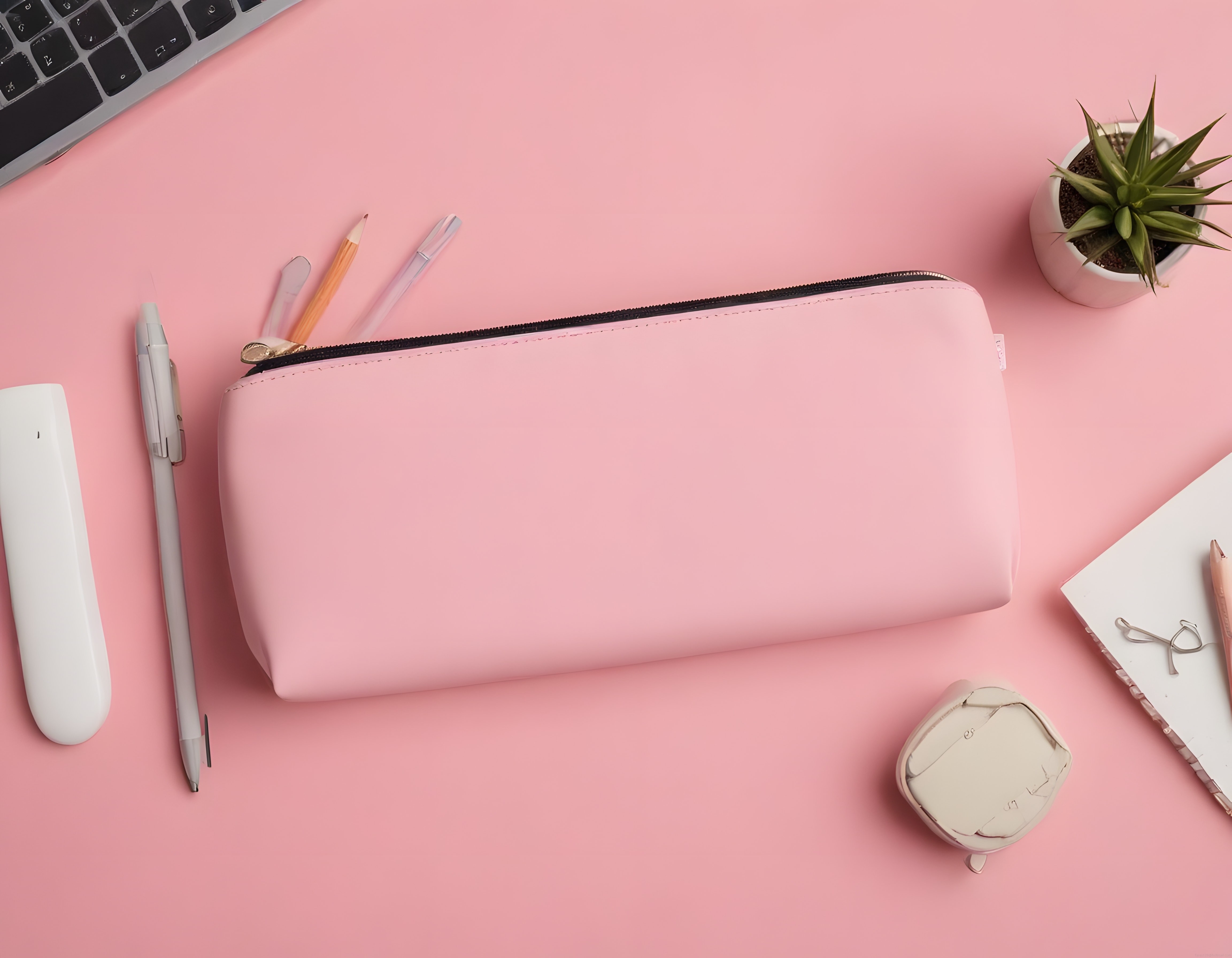 Pembe Arka Planda Minimal Çalışma Masası Düzeni ve Kırtasiye Ürünleri