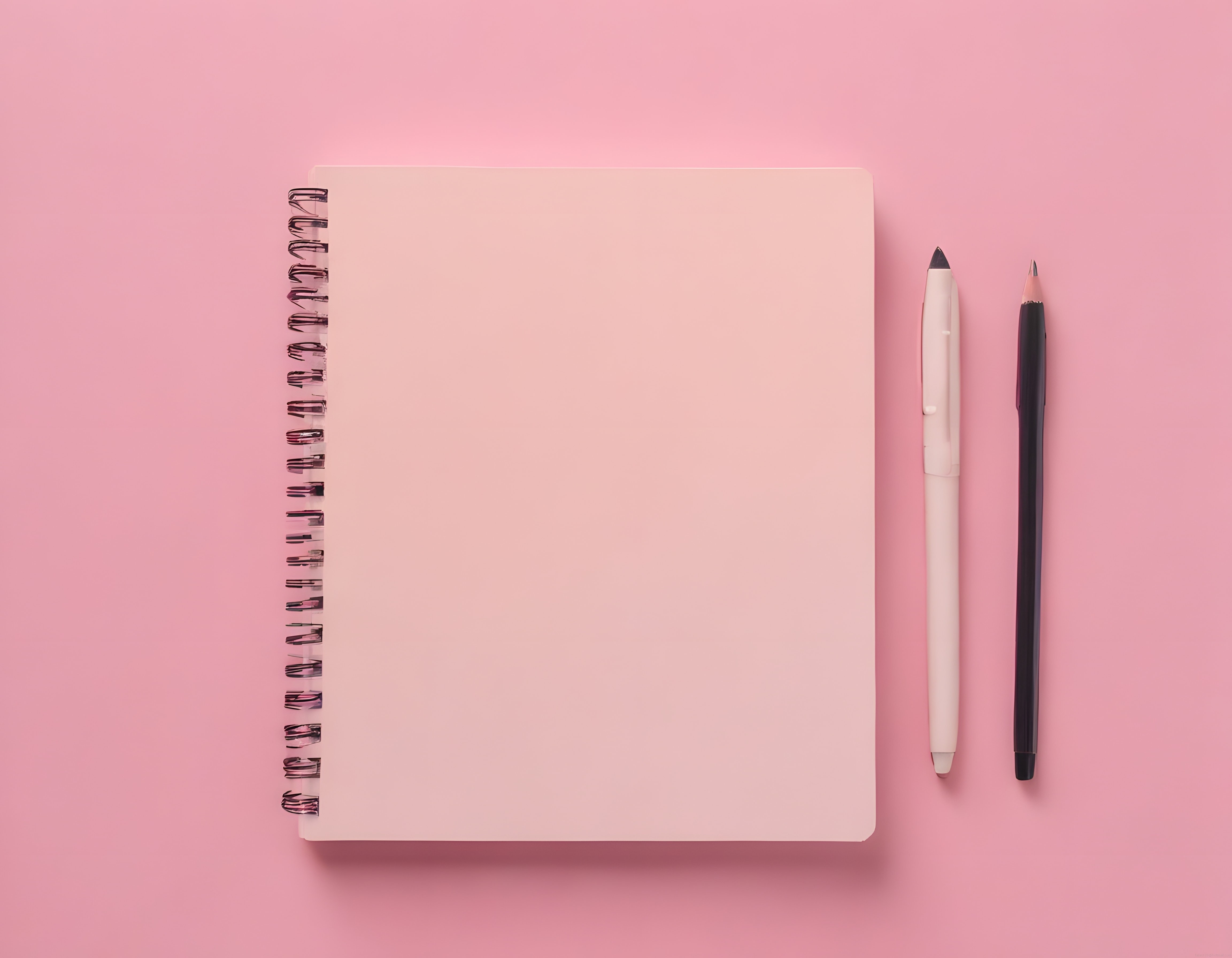 Pembe Arka Planda Spiralli Defter ve Kalem ile Minimal Kırtasiye Düzeni
