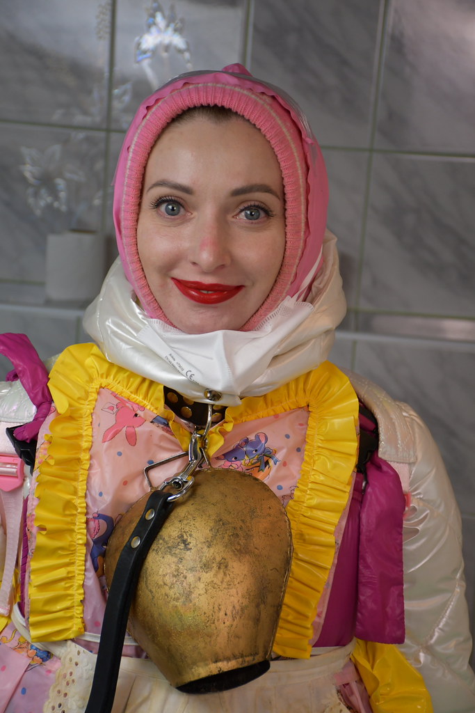 Pembe Başlık ve Bakır Çanlı Renkli İlginç Kostümlü Kadın Portresi