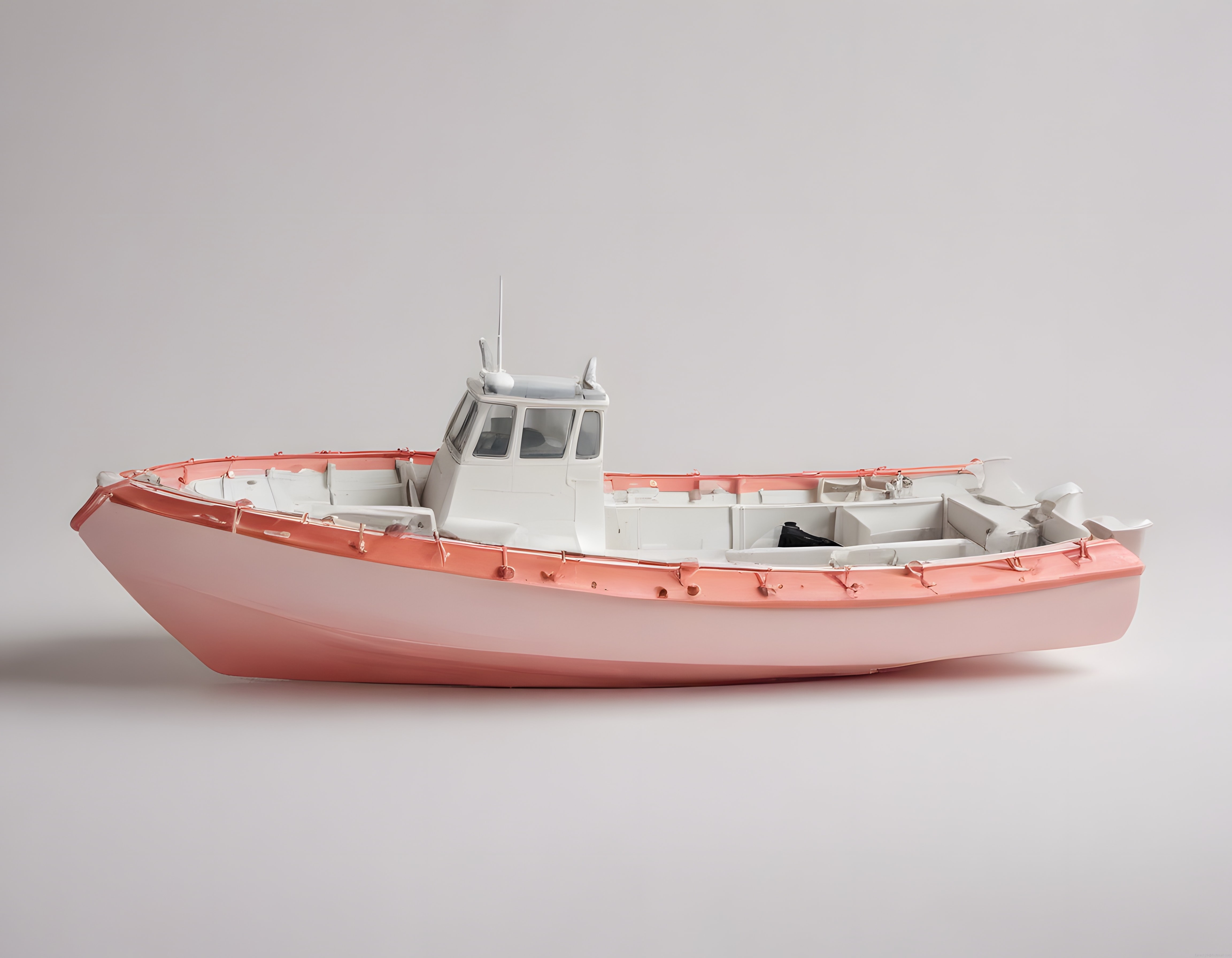 Pembe beyaz detaylı modern tekne modelinin stüdyo ortamında minimalist sunumu