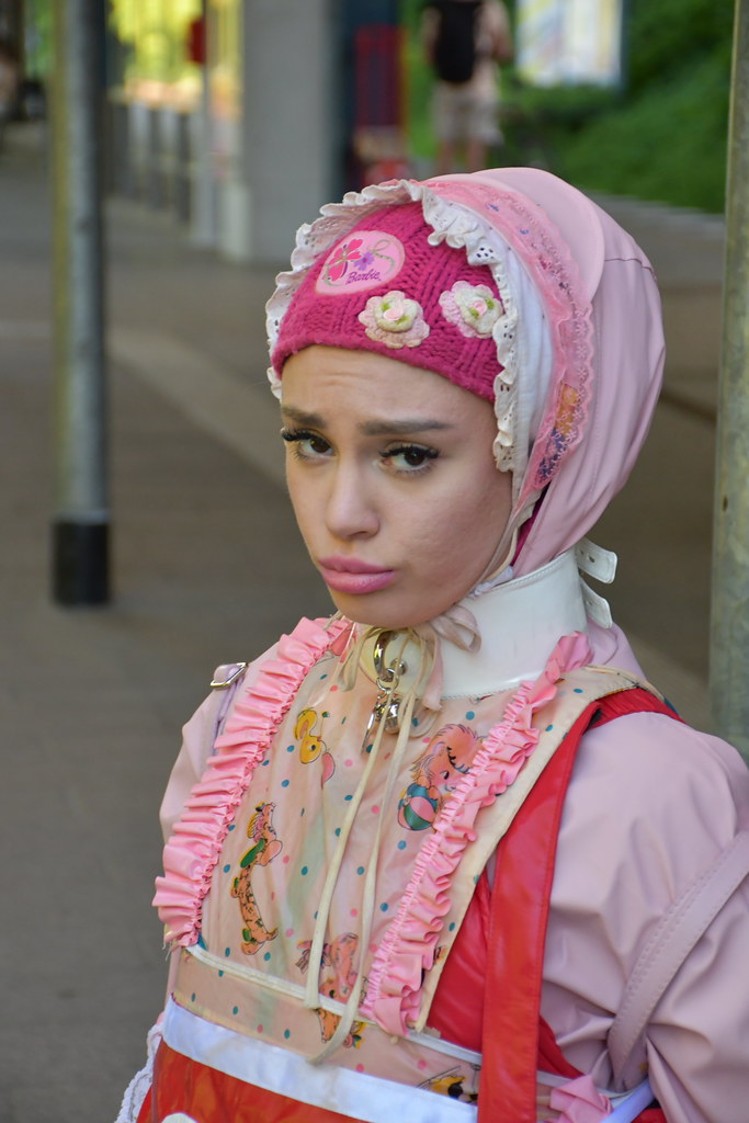 Pembe dantelli fırfırlı kidcore tarzı sokak modası ve çizgi film baskılı detaylar