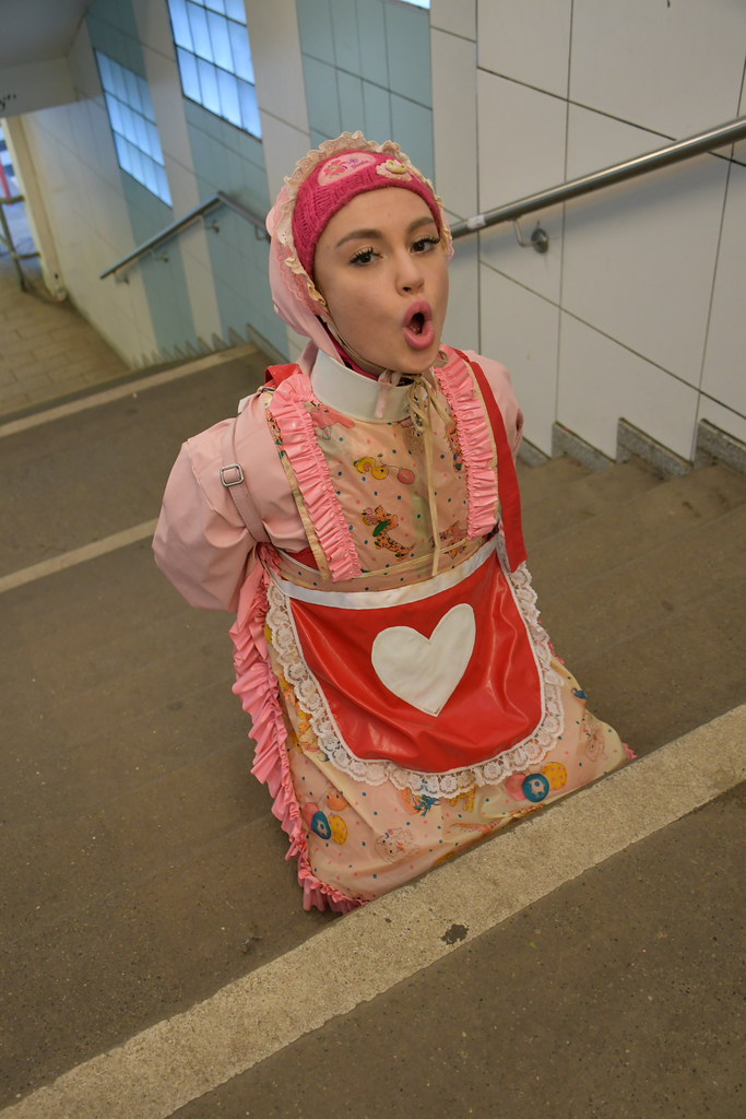 Pembe Fırfırlı Elbise ve Kalpli Önlükle Metroda Çekilmiş Avangard Moda Görseli