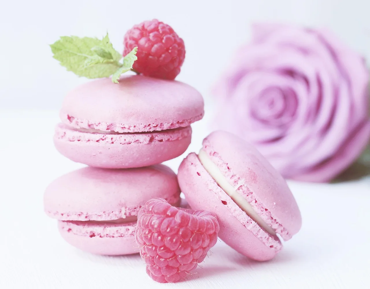 Pembe macarons ve çilekli krema katmanı - zarif tatlı