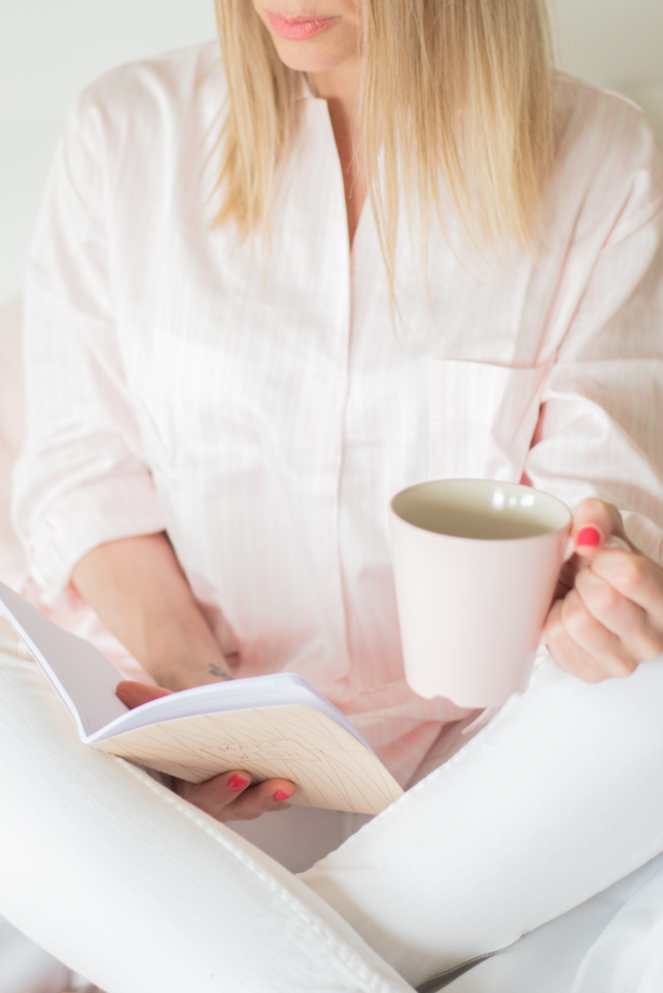 Pembe Pijamalı Kadın Yatakta Kitap Okurken Kahve Keyfi Yapıyor