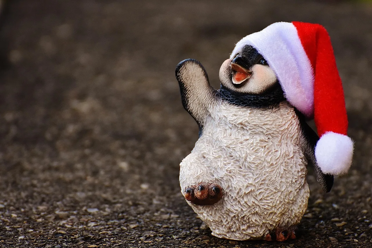 Penguen süs figürü noel şapkası sevimli seramik Penguen süs figürü noel şapkası sevimli seramik