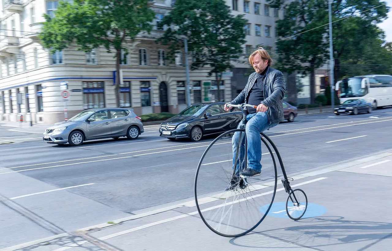 Penny farthing bisikleti şehir sokakları - nostaljik ulaşım