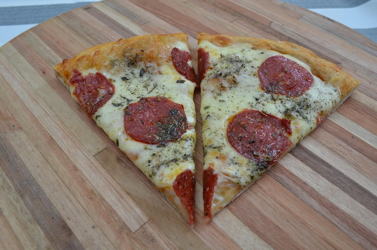 Pepperoni pizzası - İtalyan mutfağı lezzeti