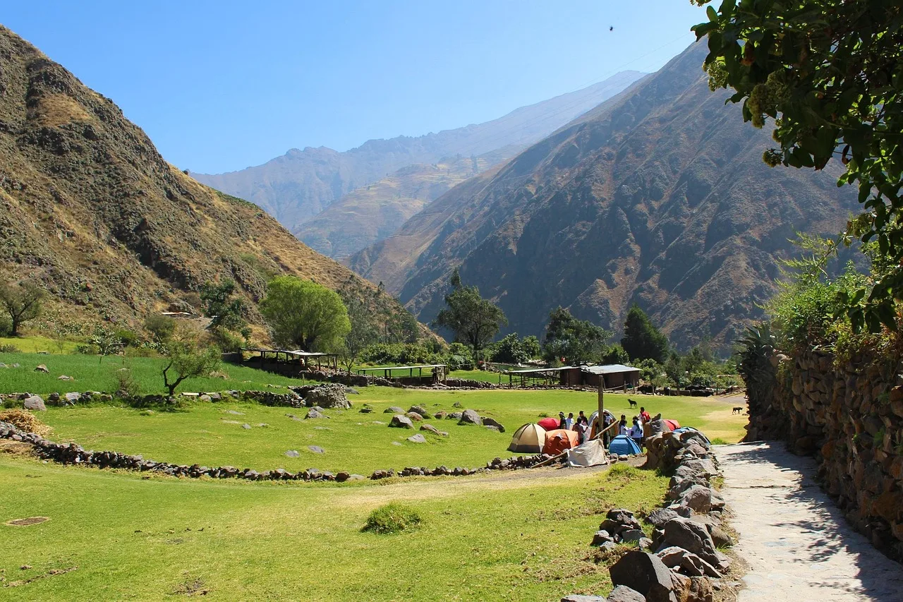 Peru dağları kamp manzarası - yeşil bahar