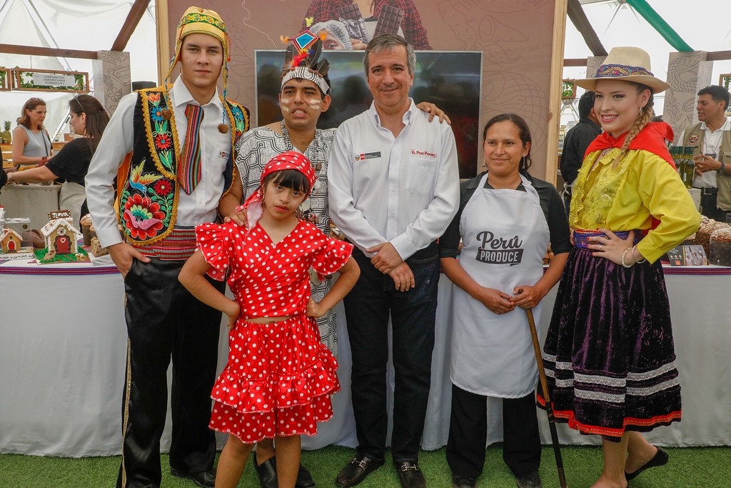 Peru Kültür Festivalinde Geleneksel Etnik Kıyafetlerle Grup Fotoğrafı